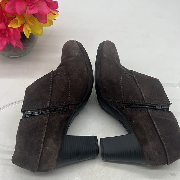 Clarks Collection Brown Suede Ankle Boots Size 9.5 MCA4286A - Picture 4 of 10